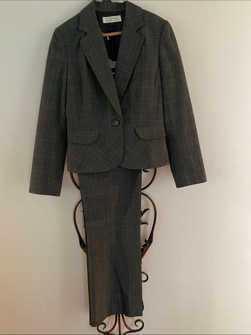 Tahari ASL Gray Plaid Women's Two-Piece Suit Jacket & Pants.
